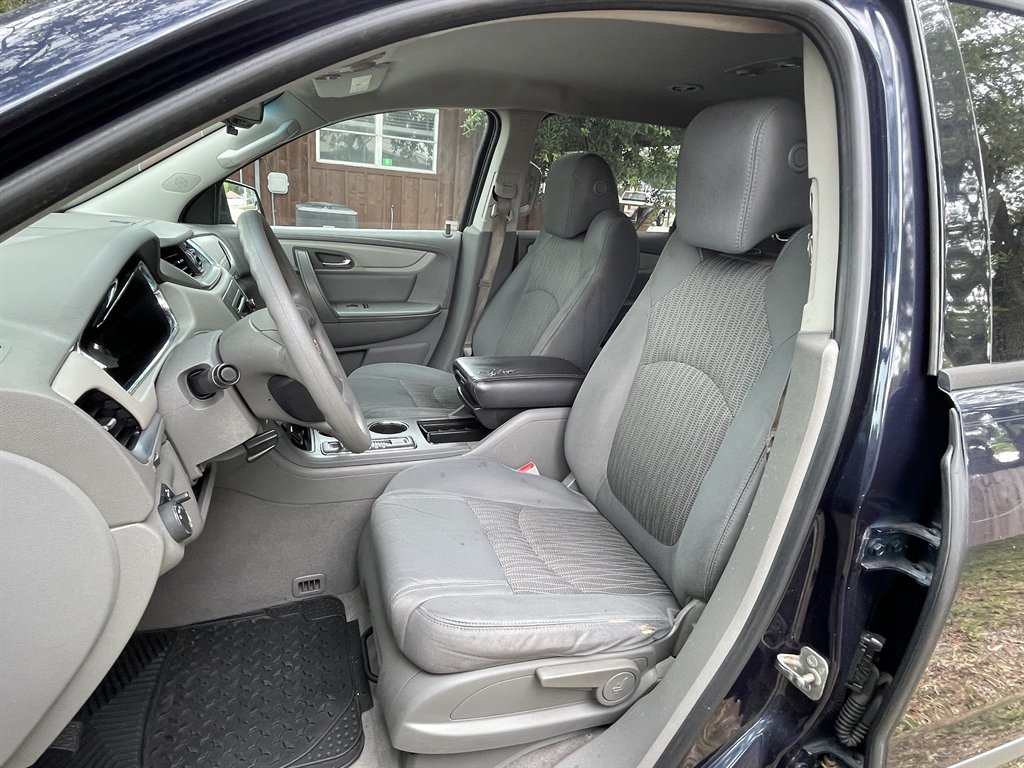 2017 Chevrolet Traverse LS - Photo 9