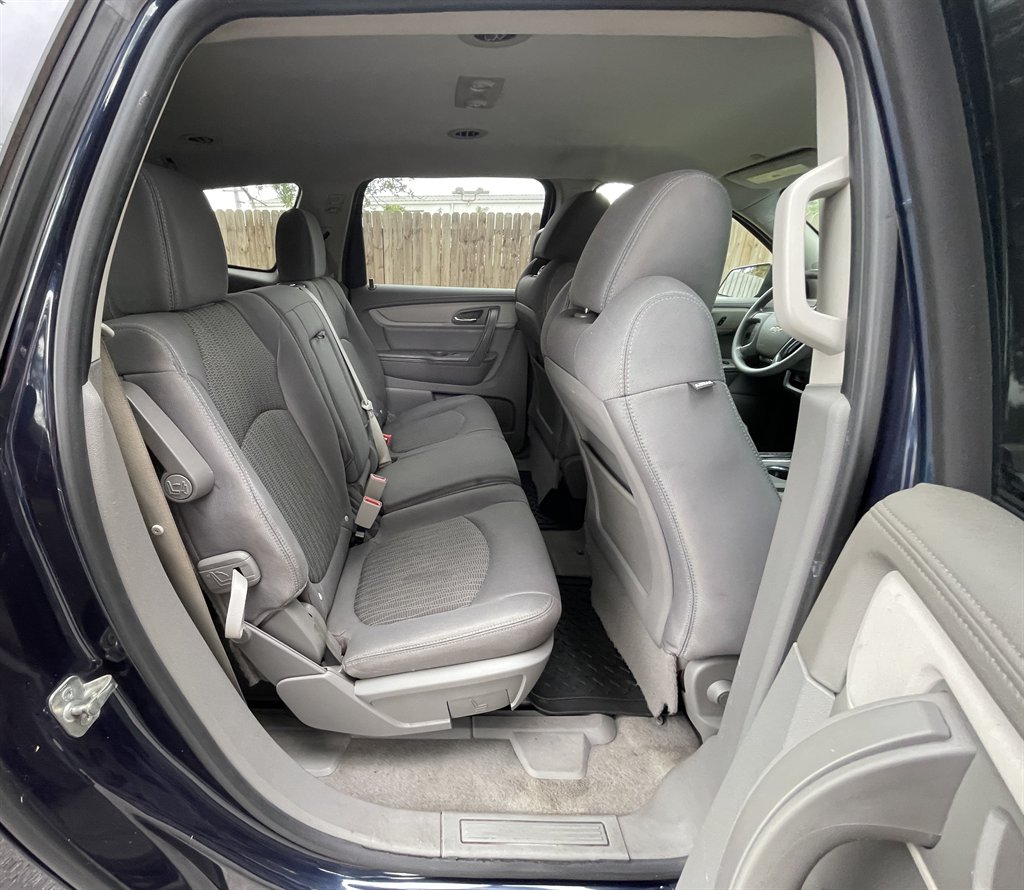 2017 Chevrolet Traverse LS - Photo 16