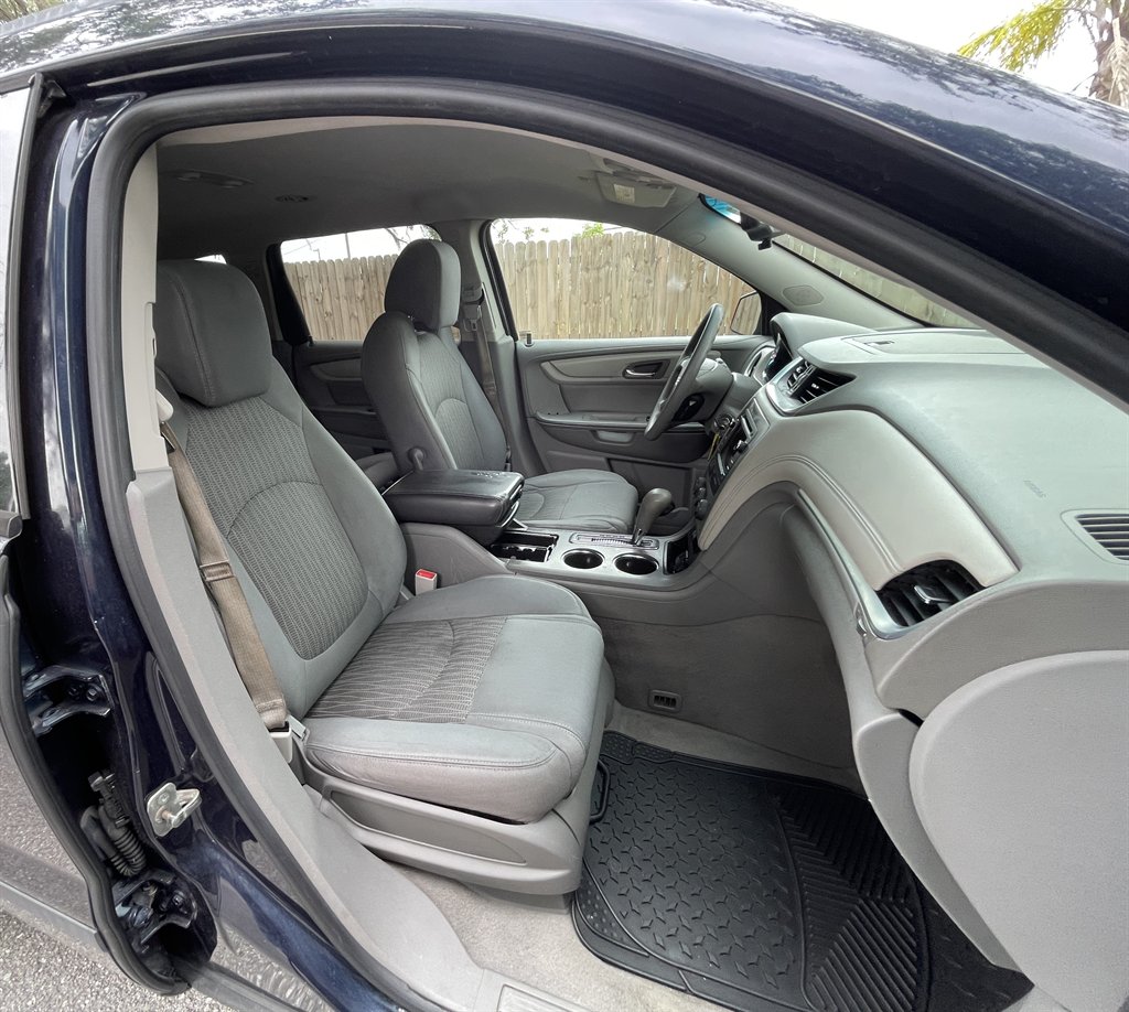 2017 Chevrolet Traverse LS - Photo 18
